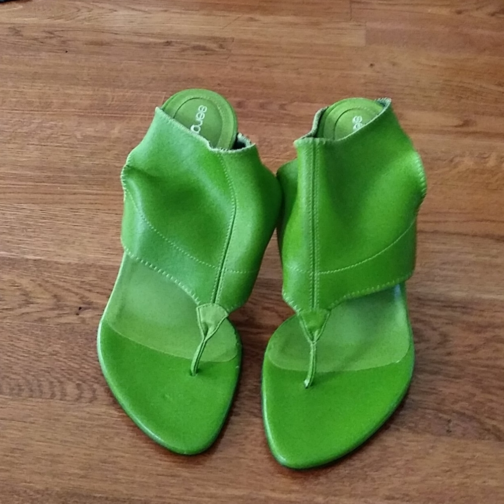 Sergio Rossi kiwi thong leather sandals